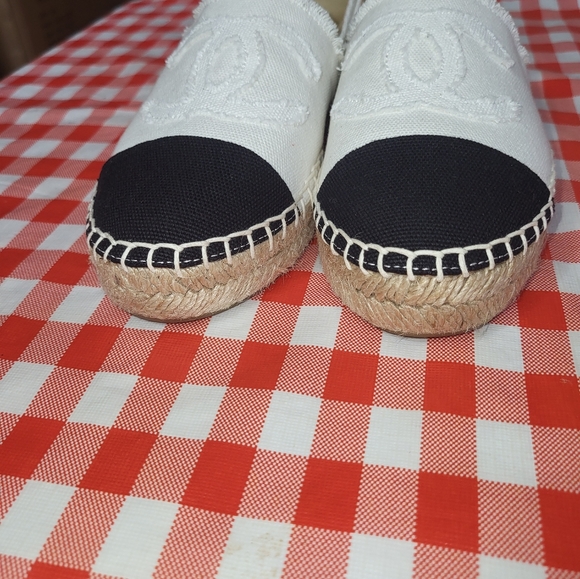 Excellent Condition Chanel White & Black Size 6.5 Espadrilles. ๐ - Picture 10 of 16